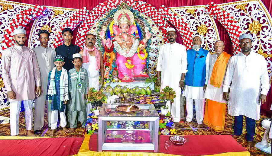 ಕೊಪ್ಪಳದ ಗಡಿಯಾರ ಕಂಬದ ಗಜಾನನ ಮಿತ್ರ ಮಂಡಳಿಯ ಗಣೇಶ ಮೂರ್ತಿಗೆ ಮುಸ್ಲಿಮರು ಪೂಜೆ ಸಲ್ಲಿಸಿದರು 