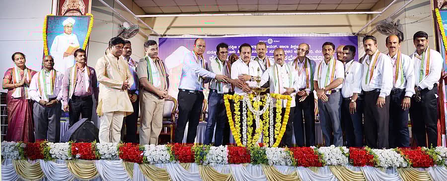 ಪುತ್ತೂರಿನ ಬ್ರಹ್ಮಶ್ರೀ ನಾರಾಯಣ ಗುರುಸ್ವಾಮಿ ಸಭಾಭವನದಲ್ಲಿ ಶುಕ್ರವಾರ ನಡೆದ ಪುತ್ತೂರು ತಾಲ್ಲೂಕು ಮಟ್ಟದ ಶಿಕ್ಷಕರ ದಿನಾಚರಣೆ-ಗುರುವಂದನಾ ಸಮಾರಂಭವನ್ನು ಶಾಸಕ ಅಶೋಕ್‌ಕುಮಾರ್ ರೈ ಉದ್ಘಾಟಿಸಿದರು