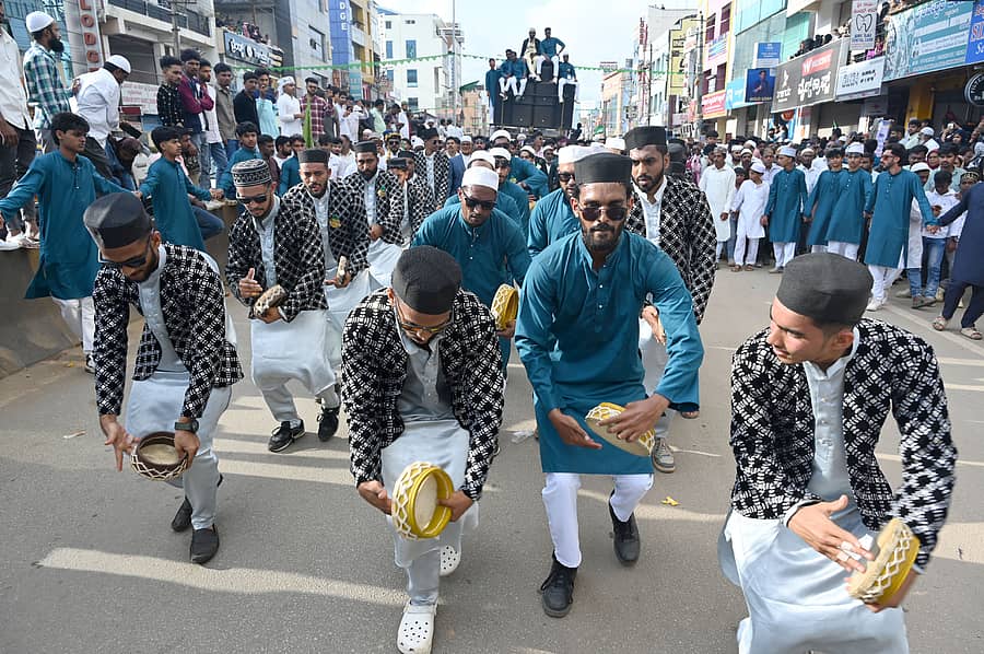 ಈದ್ ಮೆರವಣಿಗೆಯಲ್ಲಿ ಯುವಕರು ನೃತ್ಯ ಮಾಡಿದರು