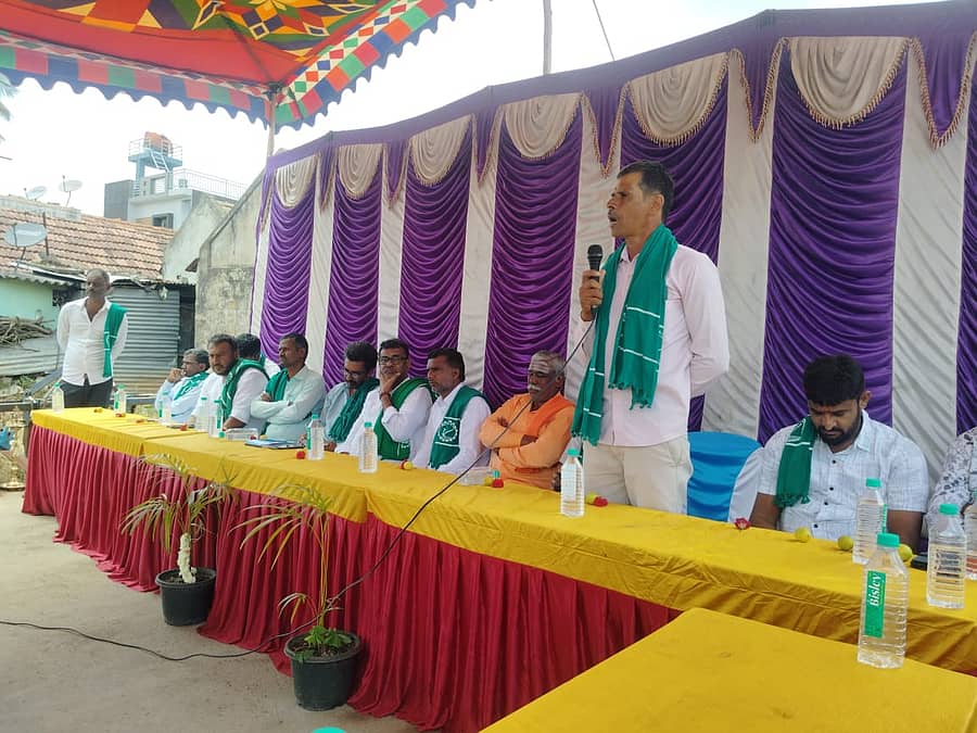 ಗುಂಡ್ಲುಪೇಟೆ ತಾಲ್ಲೂಕಿನ ಮಗುವಿನಹಳ್ಳಿ ಗ್ರಾಮದಲ್ಲಿ ಕರ್ನಾಟಕ ರಾಜ್ಯ ರೈತ ಸಂಘದ ಗ್ರಾಮ ಘಟಕದ ಉದ್ಘಾಟನಾ ಸಮಾರಂಭದಲ್ಲಿ ಜಿಲ್ಲಾ ಉಪಾಧ್ಯಕ್ಷ ಮಾಧು ಮಾತನಾಡಿದರು. ಸಂಘದ ರಾಜ್ಯ ಅಧ್ಯಕ್ಷ ಬಡಗಲಪುರ ನಾಗೇಂದ್ರ ಹಾಗೂ ಮುಖಂಡರು ಇದ್ದಾರೆ