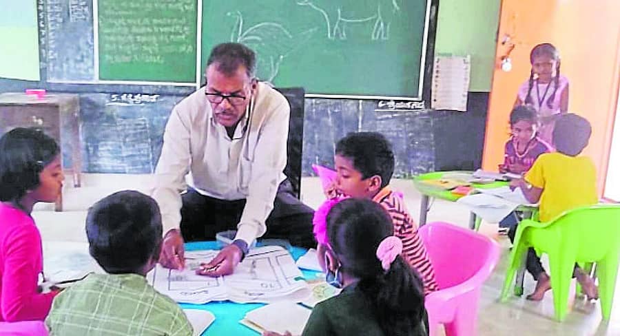<div class="paragraphs"><p>ಶಾಲೆಯಲ್ಲಿ ಮಕ್ಕಳಿಗೆ ಕಲಿಕಾ ತರಬೇತಿ ನೀಡುತ್ತಿರುವ ಮುಖ್ಯ ಶಿಕ್ಷಕ ಪುರುಷೋತ್ತಮ</p></div>