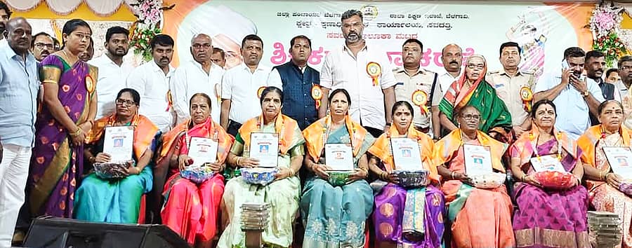 ಸವದತ್ತಿಯಲ್ಲಿ ನಡೆದ ಶಿಕ್ಷಕರ ದಿನಾಚರಣೆಯಲ್ಲಿ ಆದರ್ಶ ಶಿಕ್ಷಕರು, ನಿವೃತ್ತ ಶಿಕ್ಷಕರು ಮತ್ತು ಸಾಧಕರನ್ನು ಸನ್ಮಾನಿಸಲಾಯಿತು 