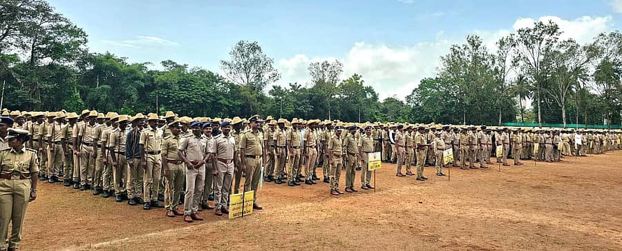 ಬೆಳಗಾವಿಯಲ್ಲಿ ಶುಕ್ರವಾರ, ಗಣೇಶ ವಿಸರ್ಜನಾ ಮೆರವಣಿಗೆಯ ಭದ್ರತೆಗೆ ಸನ್ನದ್ಧಗೊಂಡ ಪೊಲೀಸರಿಗೆ ಕರ್ತವ್ಯ ನಿಯೋಜನೆ ಮಾಡಲಾಯಿತು 