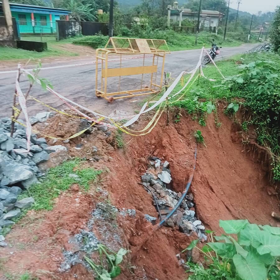 ಹೆತ್ತೂರು ಹೋಬಳಿಯ ವನಗೂರು ಗ್ರಾಮದ ಸಮೀಪ ರಾಜ್ಯ ಹೆದ್ದಾರಿ 85ರಲ್ಲಿ ರಸ್ತೆ ಕುಸಿದಿರುವುದು.