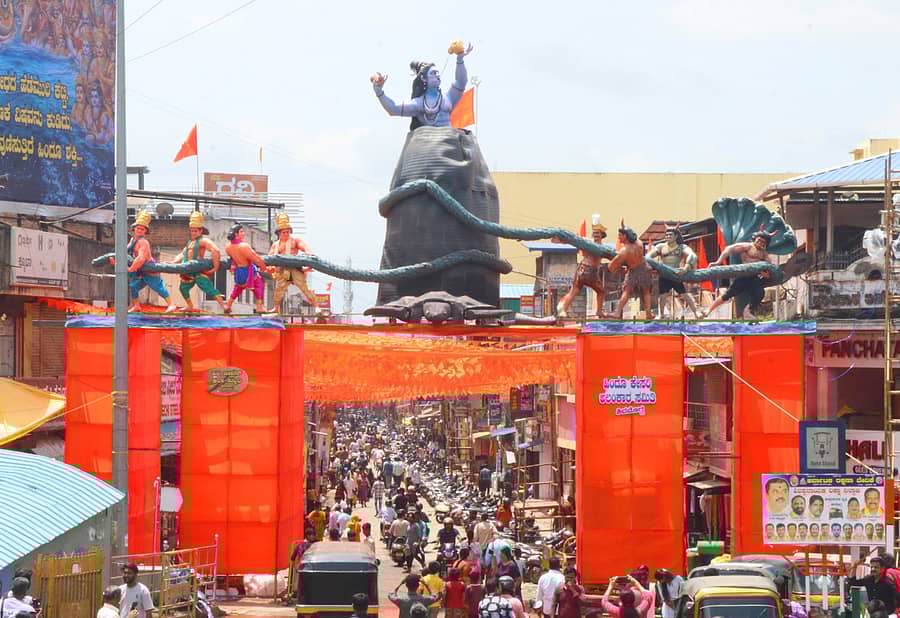 ಹಿಂದೂ ಮಹಾಸಭಾ ಗಣಪತಿಯ ರಾಜಬೀದಿ ಉತ್ಸವದ ಹಿನ್ನೆಲೆಯಲ್ಲಿ ಶಿವಮೊಗ್ಗದ ಗಾಂಧಿ ಬಜಾರ್‌ನ ಮುಖ್ಯ ದ್ವಾರದಲ್ಲಿ ಹಾಕಿರುವ ಸಮುದ್ರ ಮಂಥನದ ಪ್ರತಿಕೃತಿಯ ನೋಟ