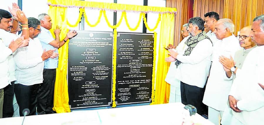 <div class="paragraphs"><p>ಬೆಂಗಳೂರಿನಲ್ಲಿ ಗುರುವಾರ ಮುಖ್ಯಮಂತ್ರಿ ಸಿದ್ದರಾಮಯ್ಯ ವರ್ಚುವಲ್‌ ವೇದಿಕೆ ಮೂಲಕ ಕೋಲಾರ ತಾಲ್ಲೂಕಿನ 30 ಕೆರೆಗಳಿಗೆ ನೀರು ತುಂಬಿಸುವ ಯೋಜನೆಗೆ ಚಾಲನೆ ನೀಡಿದರು. </p></div>