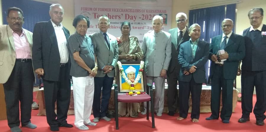 ಕರ್ನಾಟಕದ ಮಾಜಿ ಕುಲಪತಿಗಳ ವೇದಿಕೆಯಿಂದ ನಗರದಲ್ಲಿ ಶಿಕ್ಷಕರ ದಿನಾಚರಣೆ ಆಚರಿಸಲಾಯಿತು.