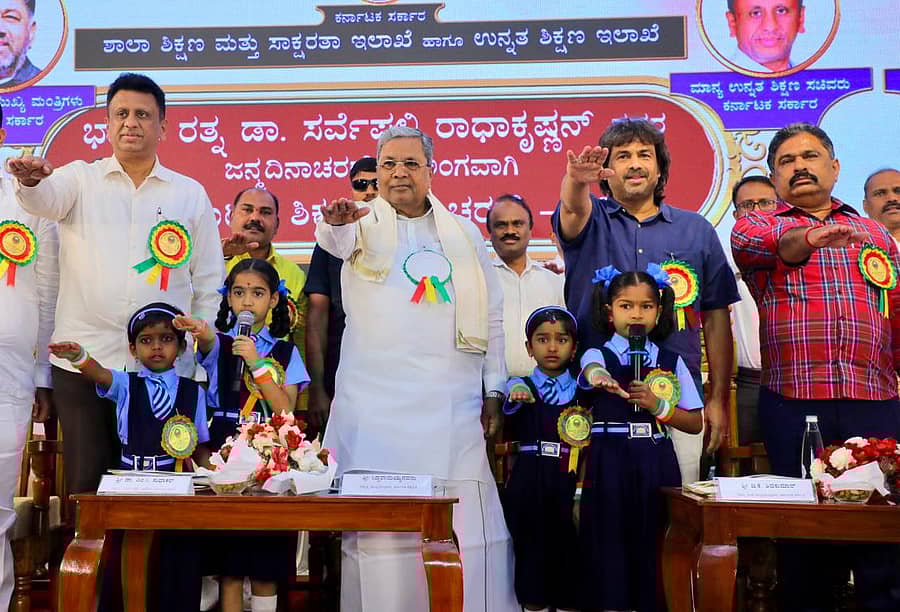 ವಿಧಾನಸೌಧದ ಸಮ್ಮೇಳನ ಸಭಾಂಗಣದಲ್ಲಿ ನಡೆದ ಶಿಕ್ಷಕರ ದಿನಾಚರಣೆಯಲ್ಲಿ ಶಾಲಾ ಪುಟಾಣಿಗಳು ಎಂ.ಸಿ.ಸುಧಾಕರ್, ಸಿದ್ದರಾಮಯ್ಯ, ಮಧುಬಂಗಾರಪ್ಪ, ಪುಟ್ಟಣ್ಣ ಮತ್ತು ಕಾರ್ಯಕ್ರಮದಲ್ಲಿ ಭಾಗಿಯಾಗಿದ್ದ ಎಲ್ಲರಿಗೂ ಸಂವಿಧಾನದ ಪ್ರಸ್ತಾವನೆಯನ್ನು ಬೋಧಿಸಿದರು