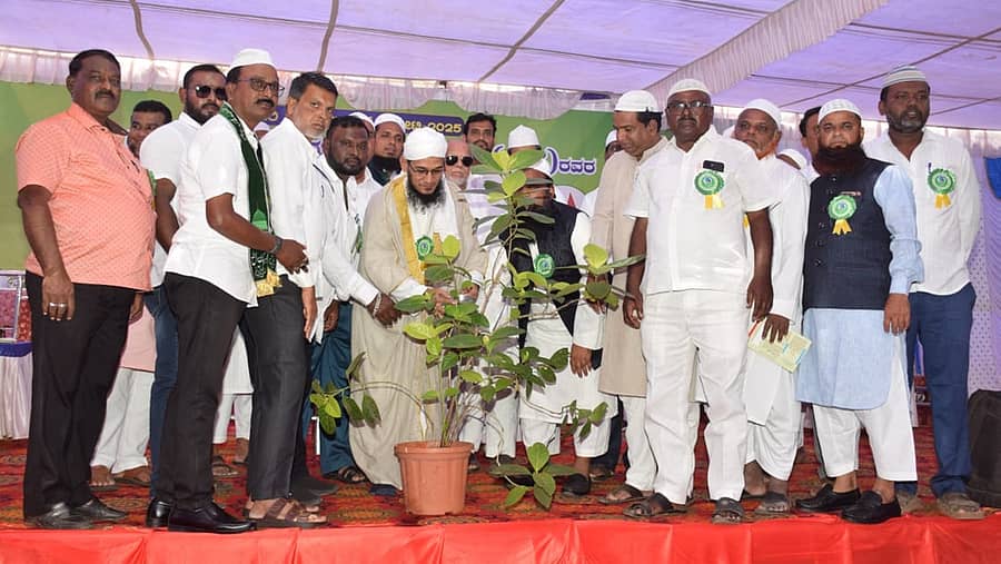 ಗದಗ ನಗರದ ಹಳೆ ಬಸ್‌ ನಿಲ್ದಾಣದ ಎದುರಿನಲ್ಲಿರುವ ಉರ್ದು ಶಾಲಾ ಮೈದಾನದಲ್ಲಿ ನಡೆದ ಈದ್‌ ಮಿಲಾದ್‌ ಸಭಾ ಕಾರ್ಯಕ್ರಮಕ್ಕೆ ನಗರಾಭಿವೃದ್ಧಿ ಪ್ರಾಧಿಕಾರದ ಅಧ್ಯಕ್ಷ ಅಕ್ಬರ್‌ಸಾಬ ಬಬರ್ಚಿ ಚಾಲನೆ ನೀಡಿದರು
