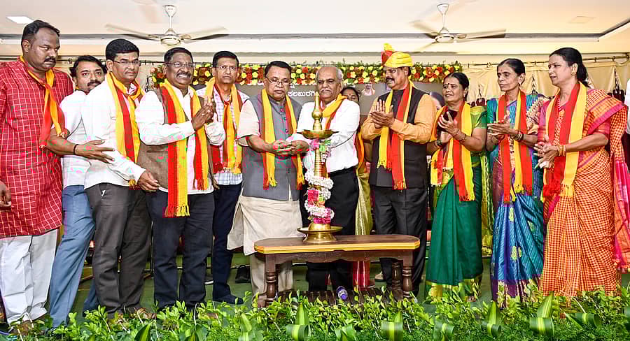 ಕಲಬುರಗಿಯಲ್ಲಿ ಶನಿವಾರ ಹಮ್ಮಿಕೊಂಡಿದ್ದ ತಾಲ್ಲೂಕು 9ನೇ ಕನ್ನಡ ಸಾಹಿತ್ಯ ಸಮ್ಮೇಳನವನ್ನು ಕುವೆಂಪು ಭಾಷಾ ಭಾರತಿ ಪ್ರಾಧಿಕಾರದ ಅಧ್ಯಕ್ಷ ಚನ್ನಪ್ಪ ಕಟ್ಟಿ ಉದ್ಘಾಟಿಸಿದರು. ಸಮ್ಮೇಳನಾಧ್ಯಕ್ಷ ಶ್ರೀಶೈಲ ನಾಗರಾಳ ಇದ್ದರು                       ಪ್ರಜಾವಾಣಿ ಚಿತ್ರ