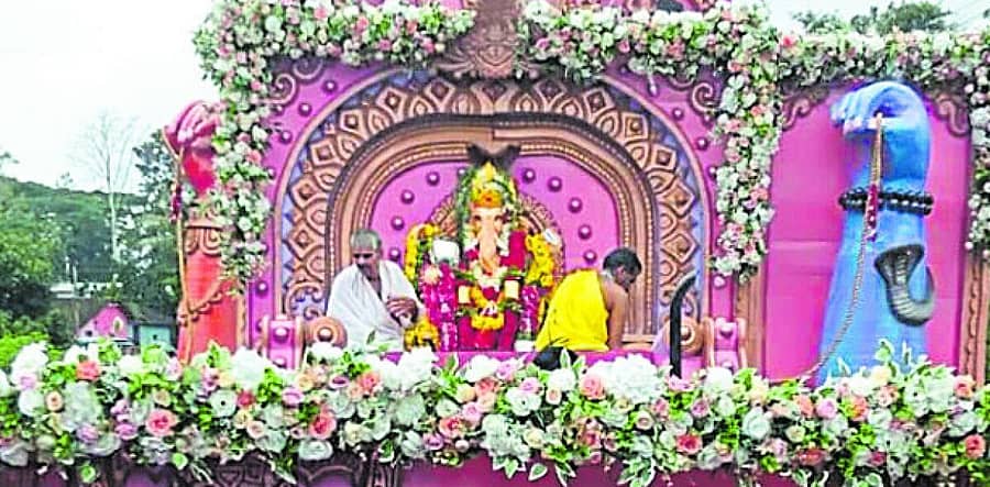 <div class="paragraphs"><p>ಸುಂಟಿಕೊಪ್ಪ ಸಮೀಪದ 7ನೇ ಹೊಸಕೋಟೆಯ ಹಿಂದೂ ಗೆಳೆಯರ ಸೇವಾ ಟ್ರಸ್ಟ್ ವತಿಯಿಂದ ಮಹಾ ಗಣಪತಿ ದೇವಾಲಯದಲ್ಲಿ ಪ್ರತಿಷ್ಠಾಪಿಸಿದ್ದ ಗೌರಿ ಗಣೇಶ ಮೂರ್ತಿಯ ವಿಸರ್ಜನಾ ಮೆರವಣಿಗೆಯು ಗುರುವಾರ ನಡೆಯಿತು</p></div>