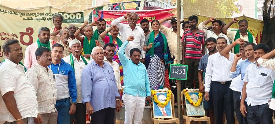 ದೇವನಹಳ್ಳಿಯ ಚನ್ನರಾಯಪಟ್ಟಣ ಹೋಬಳಿಯ ಭೂ ಸ್ವಾಧೀನ ಹಿಂಪಡೆದಿರುವ ಕುರಿತು ಅಧಿಕೃತ ಡಿನೋಟಿಫೈ ಆದೇಶ ಹೊರಡಿಸುವಂತೆ ಒತ್ತಾಯಿಸಿ ರೈತರು ಪ್ರತಿಭಟಿಸಿದರು