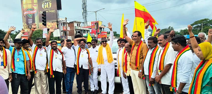 ರಾಮನಗರದಲ್ಲಿ ಹಿರಿಯ ಕನ್ನಡಪರ ಹೋರಾಟಗಾರ ವಾಟಾಳ್ ನಾಗರಾಜ್ ನೇತೃತ್ವದಲ್ಲಿ ಕನ್ನಡಪರ ಸಂಘಟನೆಗಳ ಪದಾಧಿಕಾರಿಗಳು ಪರಭಾಷಾ ಸಿನಿಮಾಗಳಿಗೆ ಕಡಿವಾಣ ಹಾಕಿ, ಕನ್ನಡ ಚಿತ್ರರಂಗ ಉಳಿಸುವಂತೆ ಒತ್ತಾಯಿಸಿ ಪ್ರತಿಭಟನೆ ನಡೆಸಿದರು