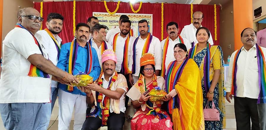 ಕೊಣನೂರು ಪಟ್ಟಣದ ಆರ್ಯ ಈಡಿಗರ ಸಮುದಾಯದಲ್ಲಿ ನಡೆದ ಕೊಣನೂರು ಪ್ರಾಥಮಿಕ ಕೃಷಿ ಪತ್ತಿನ ಸಹಕಾರ ಸಂಘದ ವಾರ್ಷಿಕ ಸಭೆಯಲ್ಲಿ ಗ್ರಾಮ ಪಂಚಾಯಿತಿ ಅಧ್ಯಕ್ಷ ನಾಗರಾಜು.ಬಿ ಮತ್ತು ಉಪಾಧ್ಯಕ್ಷೆ ಪಾವನಾ ಅವರನ್ನು ಗೌರವಿಸಲಾಯಿತು