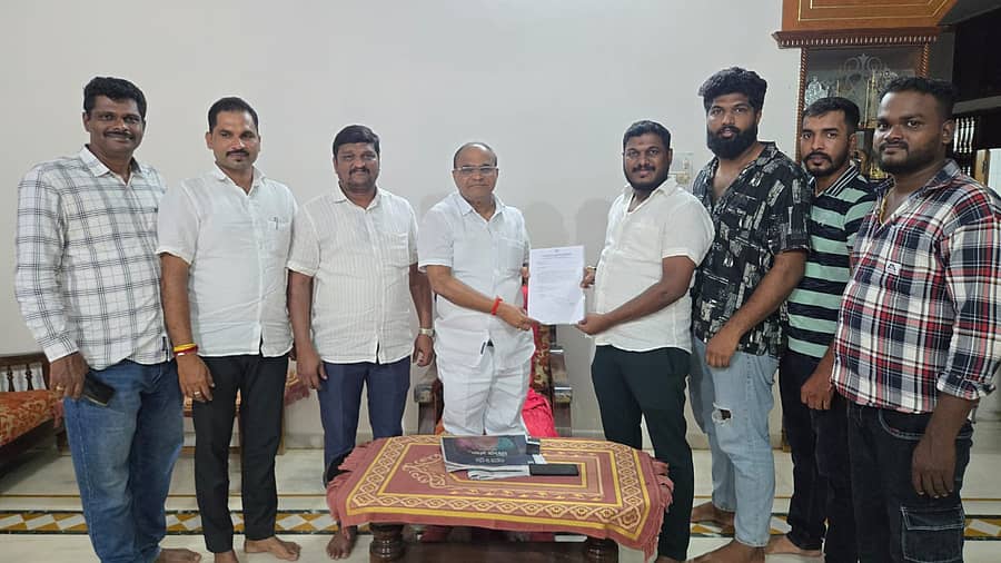 ಕುಂದಾಪುರ ಸಮೀಪದ ಕಟ್ಬೇಲ್ತೂರಿನಲ್ಲಿ ಶನಿವಾರ ನಡೆದ ಕಾರ್ಯಕ್ರಮದಲ್ಲಿ ಮುಖಂಡ ಕೆ.ಗೋಪಾಲ ಪೂಜಾರಿ ಅವರು ಜಿಲ್ಲಾ ಹಿಂದುಳಿದ ವರ್ಗಗಳ ಸಮಿತಿ ಪ್ರಧಾನ ಕಾರ್ಯದರ್ಶಿಯಾಗಿ ಆಯ್ಕೆಯಾದ ಹರೀಶ್ ತೋಳಾರ್ ಕೊಲ್ಲೂರು ಅವರಿಗೆ ನೇಮಕಾತಿ ಪತ್ರ ಹಸ್ತಾಂತರಿಸಿದರು