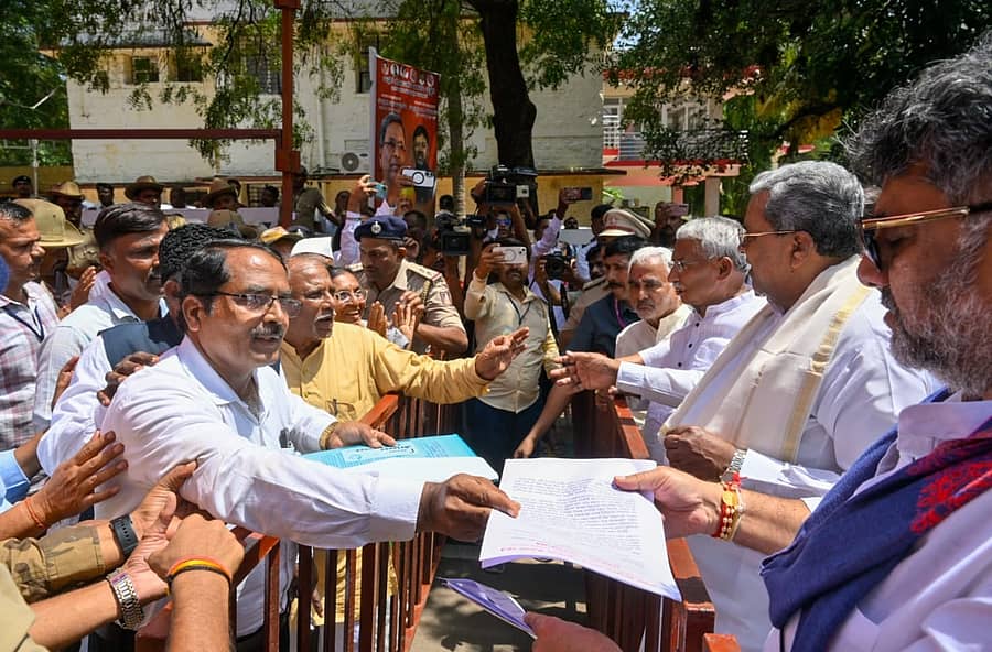ವಿಜಯಪುರ ಜಿಲ್ಲೆಯ ಸರ್ಕಾರಿ ವೈದ್ಯಕೀಯ  ಕಾಲೇಜು ಆರಂಭಿಸುವಂತೆ ಆಗ್ರಹಿಸಿ ಹೋರಾಟ ಸಮಿತಿಯ ಪ್ರಮುಖರಾದ ಬಿ.ಭಗವಾನರೆಡ್ಡಿ, ಅಣ್ಣಾರಾಯ ಈಳಗೇರ ಮನವಿ ಸಲ್ಲಿಸಿದರು 