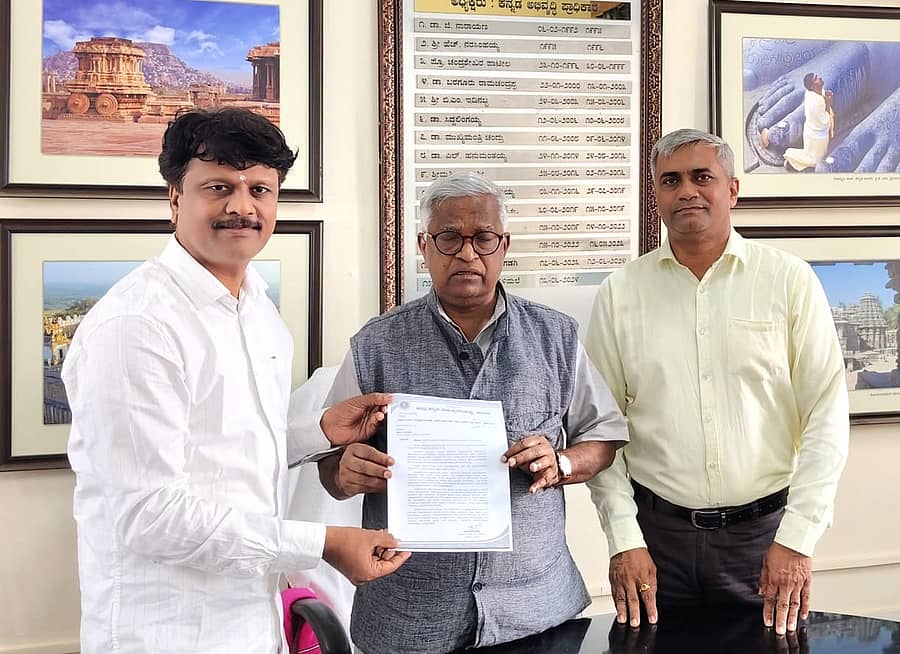 ಜಿಲ್ಲಾ ಕನ್ನಡ ಸಾಹಿತ್ಯ ಪರಿಷತ್ತಿನ ಅಧ್ಯಕ್ಷ ಸುರೇಶ ಚನಶೆಟ್ಟಿ ಅವರು ಕನ್ನಡ ಅಭಿವೃದ್ದಿ ಪ್ರಾಧಿಕಾರದ ಅಧ್ಯಕ್ಷ ಪುರುಷೋತ್ತಮ ಬಿಳಿಮಲೆ ಅವರಿಗೆ ಮನವಿ ಪತ್ರ ಸಲ್ಲಿಸಿದರು. ಪ್ರಾಧಿಕಾರದ ಕಾರ್ಯದರ್ಶಿ ಸಂತೋಷ್‌ ಹಾನಗಲ್‌ ಹಾಜರಿದ್ದರು