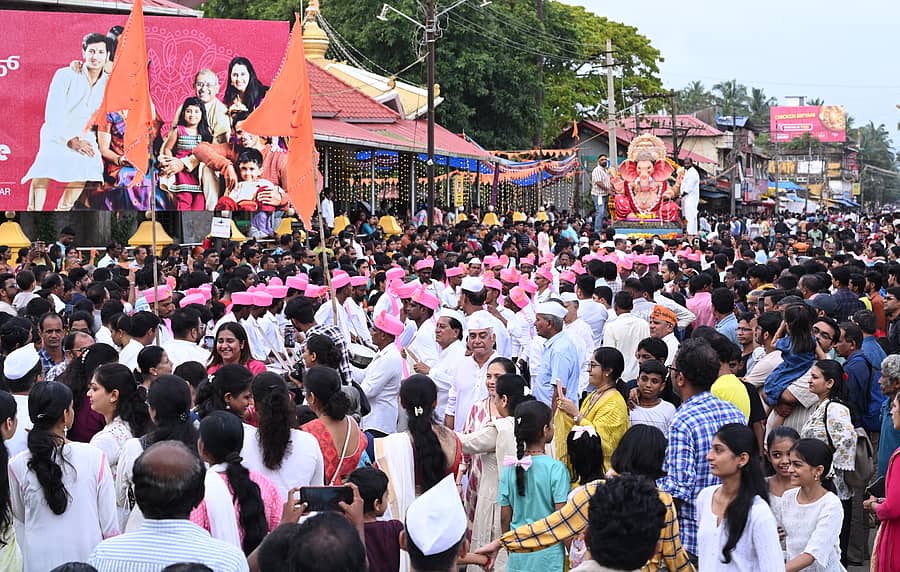 ಕಾರವಾರದಲ್ಲಿ ನಡೆದ ಗಣೇಶಮೂರ್ತಿಗಳ ವಿಸರ್ಜನೆ ಮೆರವಣಿಗೆ ವೇಳೆ ನೂರಾರು ಜನರು ಸೇರಿದ್ದರು.