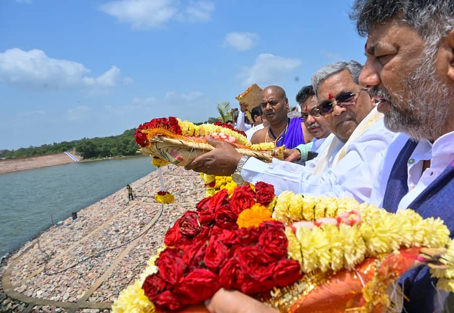 ವಿಜಯಪುರ ಜಿಲ್ಲೆಯ ಆಲಮಟ್ಟಿಯ ಲಾಲ್ ಬಹದ್ದೂರ್ ಶಾಸ್ತ್ರಿ ಜಲಾಶಯಕ್ಕೆ ಮುಖ್ಯಮಂತ್ರಿ ಸಿದ್ಧರಾಮಯ್ಯ, ಉಪಮುಖ್ಯಮಂತ್ರಿ ಡಿ.ಕೆ.ಶಿವಕುಮಾರ್ ಶನಿವಾರ ಬಾಗಿನ ಅರ್ಪಿಸಿದರು. ಸಚಿವ ಎಂ.ಬಿ.ಪಾಟೀಲ ಮತ್ತಿತರರು ಪಾಲ್ಗೊಂಡಿದ್ದರು.