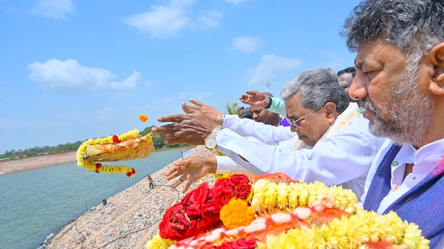 <div class="paragraphs"><p>ಸಿಎಂ, ಡಿಸಿಎಂರಿಂದ ಕೃಷ್ಣಾ ನದಿಯ ಆಲಮಟ್ಟಿ ಜಲಾಶಯಕ್ಕೆ ಬಾಗಿನ ಅರ್ಪಣೆ</p></div>