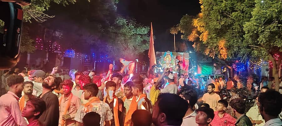 ಭಾಲ್ಕಿ ಪಟ್ಟಣದಲ್ಲಿ ಶನಿವಾರ ಗಣೇಶ ಮೂರ್ತಿ ವಿಸರ್ಜನೆ ನಿಮಿತ್ತ ನಡೆದ ಮೆರವಣಿಗೆಯಲ್ಲಿ ಯುವಕರು ಕುಣಿದು ಕುಪ್ಪಳಿಸಿದರು