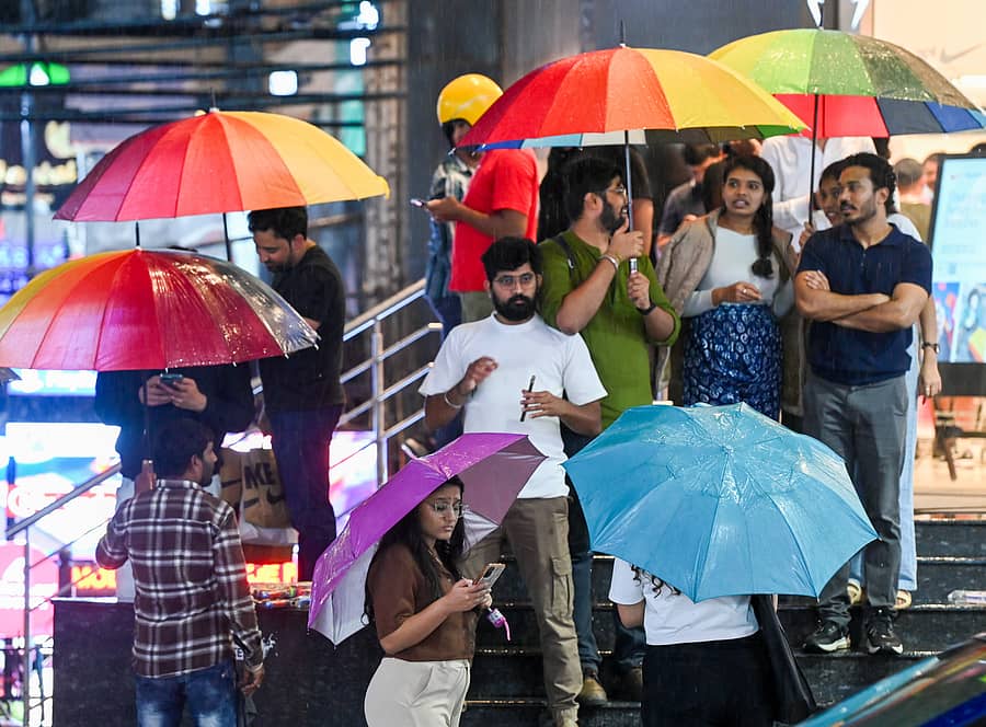 <div class="paragraphs"><p>ಬೆಂಗಳೂರು ನಗರದ ಚರ್ಚ್ ರಸ್ತೆಯಲ್ಲಿ ಮಳೆಯಿಂದ ರಕ್ಷಣೆ ಪಡೆಯಲು ಛತ್ರಿಗಳ ಮೊರೆಹೋದ ಜನರು </p></div>