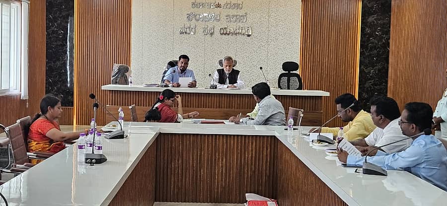 ಯಾದಗಿರಿ ನಗರ ಸಭೆಯ ಸಭಾಂಗಣದಲ್ಲಿ ಶನಿವಾರ ನಡೆದ ಆಶ್ರಯ ಸಮಿತಿ ಸಭೆಯಲ್ಲಿ ಶಾಸಕ ಚನ್ನಾರೆಡ್ಡಿ ಪಾಟೀಲ ತುನ್ನೂರು ಮಾತನಾಡಿದರು. ಪೌರಾಯುಕ್ತ ಉಮೇಶ ಚವ್ಹಾಣ್ ಉಪಸ್ಥಿತಿರಿದ್ದರು