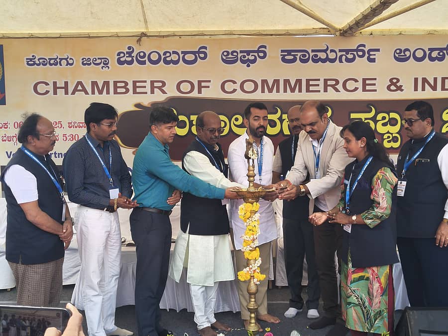 ಕುಶಾಲನಗರದ ಬೈಚನಹಳ್ಳಿ ಎಸ್ಎಲ್ಎನ್ ಟೈಮ್ ಸ್ಕ್ವೇರ್ ಆವರಣದಲ್ಲಿ ಚೇಂಬರ್ ಆಫ್ ಕಾಮರ್ಸ್ ಮತ್ತು ಇಂಡಸ್ಟ್ರೀಸ್ ಸ್ಥಾನೀಯ ಸಮಿತಿ ವತಿಯಿಂದ ಶನಿವಾರ ಆಯೋಜಿಸಿದ್ದ ಬೃಹತ್ ಗ್ರಾಹಕ ವಸ್ತುಗಳ ಪ್ರದರ್ಶನ ಮತ್ತು ಮಾರಾಟ ಮೇಳವನ್ನು ಶಾಸಕ ಡಾ.ಮಂತರ್ ಗೌಡ ಉದ್ಘಾಟಿಸಿದರು