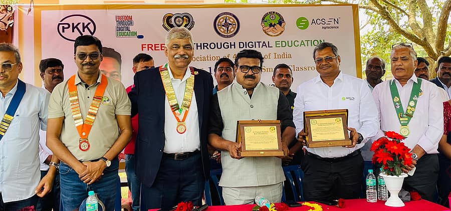 ರಾಣೆಬೆನ್ನೂರು ತಾಲ್ಲೂಕಿನ ಇಟಗಿ ಸರ್ಕಾರಿ ಪ್ರೌಢಶಾಲೆಯಲ್ಲಿ ಗುರುವಾರ 41 ಕ್ಲಬ್‌ ಆಪ್‌ ಇಂಡಿಯಾ ಹಾಗೂ ಎಸ್ಕಾನ್ ಅಗ್ರಿಕಲ್ಚರ್ ಪ್ರೈವೇಟ್ ಲಿಮಿಟೆಡ್ ಹಾಗೂ ಪಿಕೆಕೆ ಸಂಸ್ಥೆಯ ಆಶ್ರಯದಲ್ಲಿ ತಾಲ್ಲೂಕಿನ ಪ್ರಾಥಮಿಕ ಮತ್ತು ಪ್ರೌಢ ಶಾಲೆಗಳಿಗೆ ಎರಡನೇ ಹಂತದ 100 ಸ್ಮಾರ್ಟ್ ಟಿವಿ ವಿತರಣೆ ಮತ್ತು ಉದ್ಘಾಟನಾ ಕಾರ್ಯಕ್ರಮದಲ್ಲಿ ದಾನಿಗಳನ್ನು ಸನ್ಮಾನಿಸಲಾಯಿತು