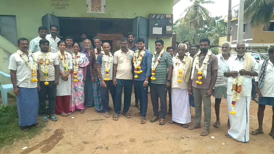 ಹಲಗೂರು ಸಮೀಪದ ಎಚ್. ಬಸಾಪುರ ಹಾಲು ಉತ್ಪಾದಕರ ಸಹಕಾರ ಸಂಘಕ್ಕೆ ಆಯ್ಕೆಯಾದ ನಿರ್ದೇಶಕರನ್ನು ಅಭಿನಂಧಿಸಲಾಯಿತು