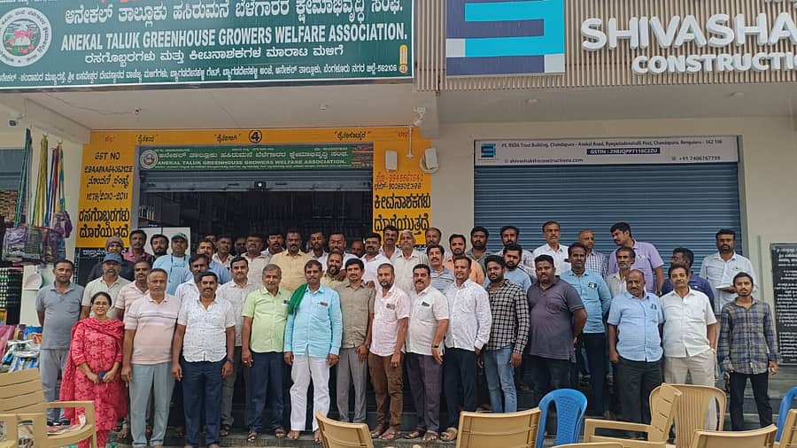 ಆನೇಕಲ್ ತಾಲ್ಲೂಕಿನ ಬ್ಯಾಗಡದೇನಹಳ್ಳಿಯಲ್ಲಿ ಹಸಿರು ಮನೆ ಬೆಳೆಗಾರರ ಕ್ಷೇಮಾಭಿವೃದ್ಧಿ ಸಂಘ ಆಯೋಜಿಸಿದ್ದ ಪುಷ್ಪೋದ್ಯಮ ರೈತರೊಂದಿಗೆ ಸಂವಾದ ಕಾರ್ಯಕ್ರಮದಲ್ಲಿ ಪುಷ್ಪಕೃಷಿಯ ರೈತರು ಹೂವು ಮಾರುಕಟ್ಟೆಯನ್ನು ಅತ್ತಿಬೆಲೆಯಲ್ಲಿ ಆರಂಭಿಸಬೇಕೆಂದು ಎಂದು ಒತ್ತಾಯಿಸಿದರು