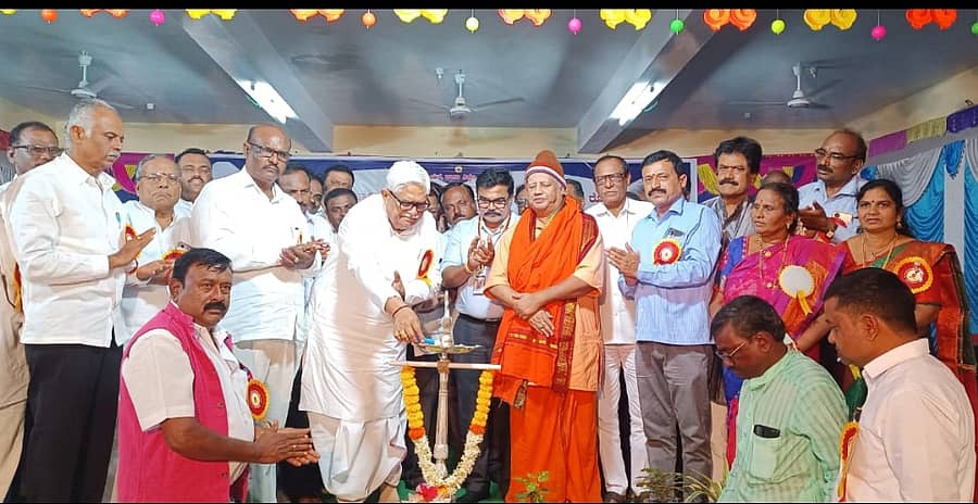 ರೋಣ ಪಟ್ಟಣದ ಗುರುಭವನದಲ್ಲಿ ನಡೆದ ಶಿಕ್ಷಕರ ದಿನಾಚರಣೆ ಕಾರ್ಯಕ್ರಮವನ್ನು ಶಾಸಕ ಜಿ.ಎಸ್. ಪಾಟೀಲ ಉದ್ಘಾಟಿಸಿದರು 