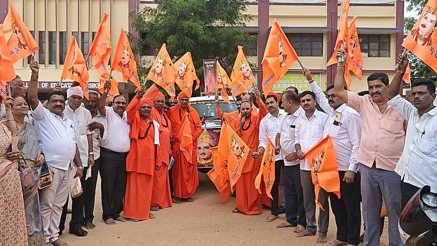 ಅರಸೀಕೆರೆಗೆ ಆಗಮಿಸಿದ ಬಸವ ಸಾಂಸ್ಕೃತಿಕ ರಥವನ್ನು ಜಾತ್ಯತೀತ ಹಾಗೂ ಪಕ್ಷಾತೀತವಾಗಿ ವಿವಿಧ ಮಠಾಧೀಶರು ಭವ್ಯ ಸ್ವಾಗತ ಕೋರಿದರು