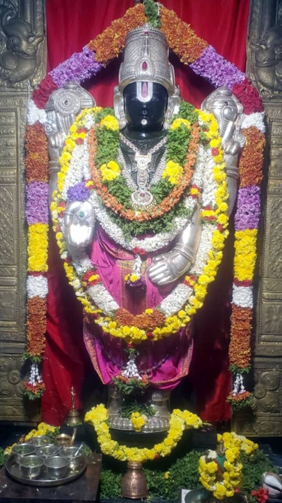 ಯಳಂದೂರು ಪಟ್ಟಣದಲ್ಲಿ ಶನಿವಾರ ಅನಂತಪದ್ಮನಾಭ ವ್ರತದ ಪ್ರಯುಕ್ತ ಶ್ರೀನಿವಾಸಮೂರ್ತಿಗೆ ವಿಶೇಷ ಅಲಂಕಾರ ಮಾಡಲಾಗಿತ್ತು 