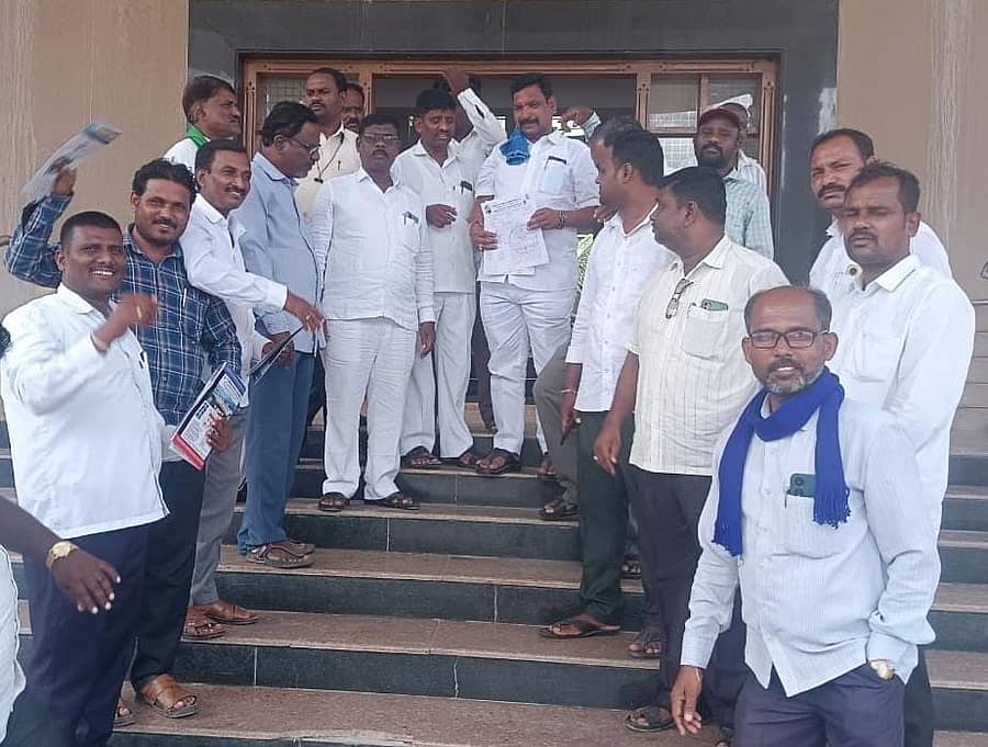 ಯಾದಗಿರಿಯಲ್ಲಿ ಶನಿವಾರ ಕರ್ನಾಟಕ ದಲಿತ ಸಂಘರ್ಷ ಸಮಿತಿ (ಅಂಬೇಡ್ಕರ್ ವಾದ) ಜಿಲ್ಲಾ ಮುಖಂಡರು ಜಿಲ್ಲಾಧಿಕಾರಿ ಕಚೇರಿಯ ಅಧಿಕಾರಿಯೊಬ್ಬರಿಗೆ ಮನವಿ ಪತ್ರ ಸಲ್ಲಿಸಿದರು