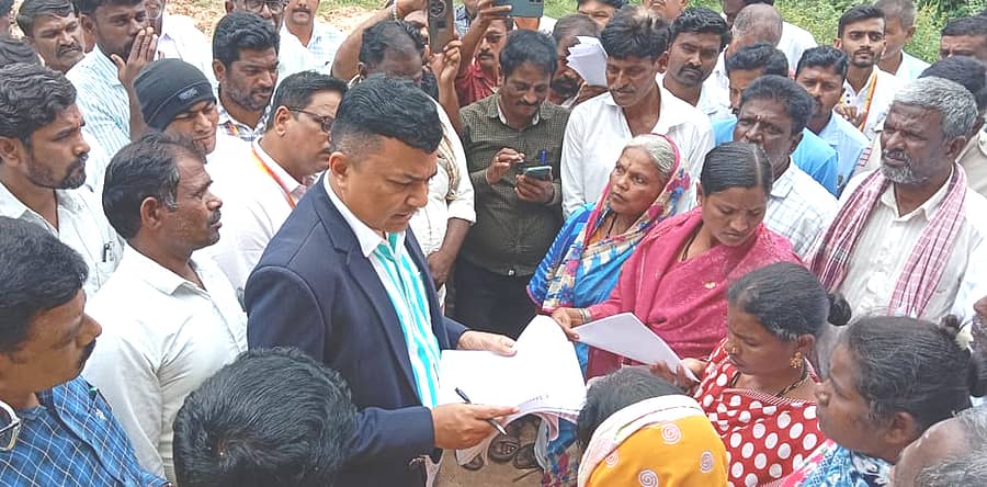 ಹೂವಿನಹಡಗಲಿ ತಾಲ್ಲೂಕು ಹಿರೇಹಡಗಲಿಯಲ್ಲಿ ಜಿಲ್ಲಾಧಿಕಾರಿ ಎಂ.ಎಸ್.ದಿವಾಕರ ಜನರ ಅಹವಾಲು ಆಲಿಸಿದರು.