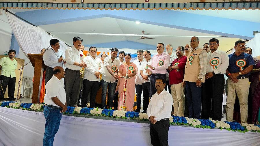 ಹಳಿಯಾಳದಲ್ಲಿ ನಡೆದ ಶಿಕ್ಷಕರ ದಿನಾಚರಣೆ ಕಾರ್ಯಕ್ರಮವನ್ನು ದಾಂಡೇಲಿ ನಗರಸಭೆಯ ಅಧ್ಯಕ್ಷ ಅಸ್ಪಾಕ್ ಶೇಖ ಹಾಗೂ ಹಳಿಯಾಳ ಪುರಸಭೆಯ ಅಧ್ಯಕ್ಷೆ ದ್ರೌಪದಿ ಅಗಸರ ದೀಪ ಉದ್ಘಾಟಿಸಿದರು