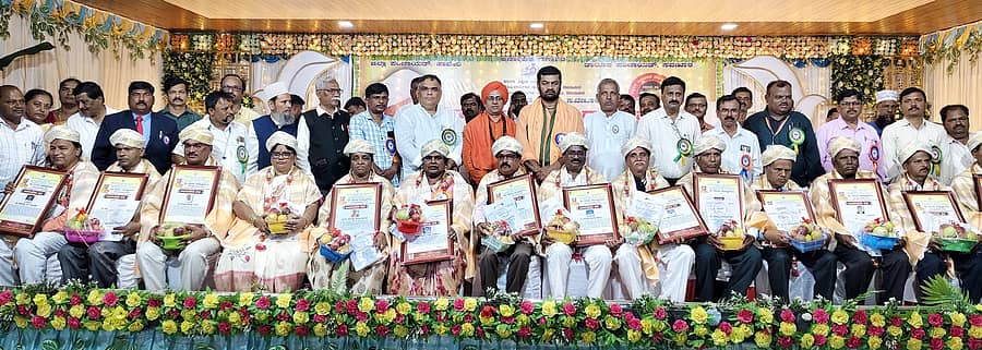 ಸವಣೂರು ಪಟ್ಟಣದ ಚನ್ನಬಸವೇಶ್ವರ ಮಂಗಲ ಭವನದಲ್ಲಿ ಜರುಗಿದ ಡಾ. ಸರ್ವಪಲ್ಲಿ ರಾಧಾಕೃಷ್ಣನ್ ಅವರ 137ನೇ ಜನ್ಮದಿನಾಚರಣೆ ಅಂಗವಾಗಿ ಶಿಕ್ಷಕರ ದಿನಾಚರಣೆ ಹಾಗೂ ನಿವೃತ್ತ ಶಿಕ್ಷಕರಿಗೆ ಸನ್ಮಾನ ಕಾರ್ಯಕ್ರಮದಲ್ಲಿ ನಿವೃತ್ತ ಶಿಕ್ಷಕರನ್ನು ಸನ್ಮಾನಿಸಿ ಗೌರವಿಸಿದರು.