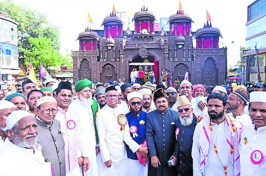 <div class="paragraphs"><p>ಈದ್ ಮಿಲಾದ್ ಪ್ರಯುಕ್ತ ಶುಕ್ರವಾರ ಹುಬ್ಬಳ್ಳಿಯಲ್ಲಿ ಮೆರವಣಿಗೆ ನಡೆಯಿತು. ಹುಬ್ಬಳ್ಳಿ ಅಂಜುಮನ್ ಸಂಸ್ಥೆ ಅಧ್ಯಕ್ಷ ಎ.ಎಂ.ಹಿಂಡಸಗೇರಿ, ಪ್ರೊ.ಐ.ಜಿ.ಸನದಿ, ಅಲ್ತಾಫ್ ಹಳ್ಳೂರು ಸೇರಿದಂತೆ ಗಣ್ಯರು ಪಾಲ್ಗೊಂಡಿದ್ದರು </p></div>