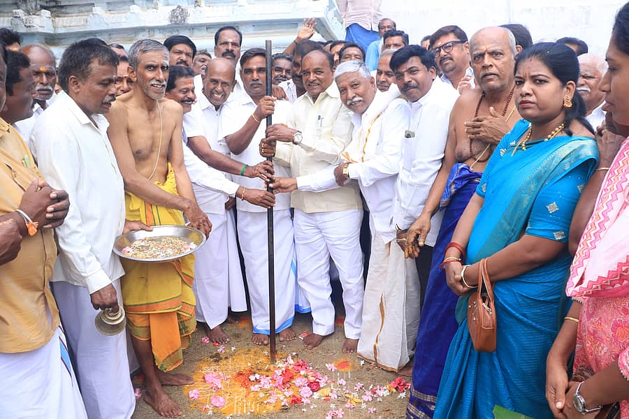ಚಾಮರಾಜನಗರ ತಾಲ್ಲೂಕಿನ ಹರದನಹಳ್ಳಿಯಲ್ಲಿರುವ ಕಾಮಾಕ್ಷಾಂಬಾ ಸಮೇತ ದಿವ್ಯಲಿಂಗೇಶ್ವರ ಸ್ವಾಮಿ ದೇವಸ್ಥಾನದಲ್ಲಿ ₹ 3.62 ಕೋಟಿ ವೆಚ್ಚದ ರಾಜಗೋಪುರ ನಿರ್ಮಾಣ ಕಾಮಗಾರಿಗೆ ಶಾಸಕ ಸಿ.ಪುಟ್ಟರಂಗಶೆಟ್ಟಿ ಗುದ್ದಲಿ ಪೂಜೆ ನೆರವೇರಿಸಿದರು.