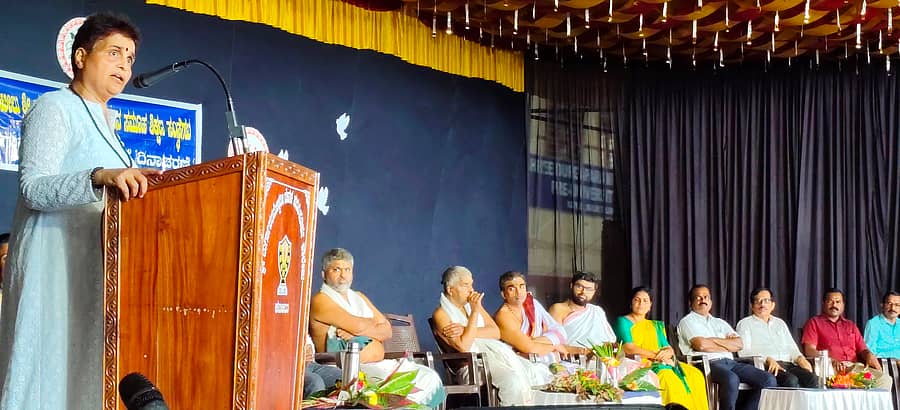 ಕಟೀಲು ದುರ್ಗಾಪರಮೇಶ್ವರೀ ದೇವಳ ಸಮೂಹ ವಿದ್ಯಾಸಂಸ್ಥೆಗಳ ಸಹಯೋಗದಲ್ಲಿ ನಡೆದ ಶಿಕ್ಷಕರ ದಿನಾಚರಣೆಯಲ್ಲಿ ವಿಮರ್ಶಕಿ ವೀಣಾ ಬನ್ನಂಜೆ ಮಾತನಾಡಿದರು