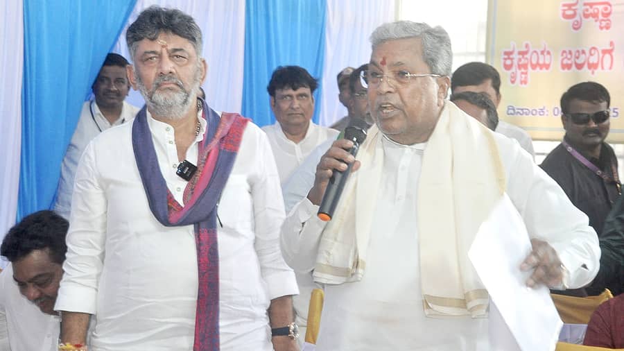 <div class="paragraphs"><p>ಸುದ್ದಿಗೋಷ್ಠಿಯಲ್ಲಿ ಸಿಎಂ, ಡಿಸಿಎಂ</p></div>