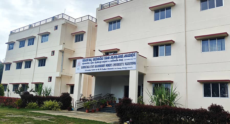 ಮಂಡ್ಯ ತಾಲ್ಲೂಕಿನ ಬಿ.ಹೊಸೂರು ಕಾಲೊನಿಯಲ್ಲಿರುವ ಕರ್ನಾಟಕ ರಾಜ್ಯ ಅಕ್ಕಮಹಾದೇವಿ ಮಹಿಳಾ ವಿಶ್ವವಿದ್ಯಾಲಯದ ಸ್ನಾತಕೋತ್ತರ ಅಧ್ಯಯನ ಮತ್ತು ಸಂಶೋಧನಾ ಕೇಂದ್ರ