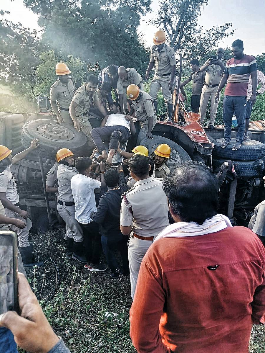 ಜೇವರ್ಗಿ ಪಟ್ಟಣದ ಹೊರವಲಯದ ಹೆದ್ದಾರಿ ಮೇಲೆ ನಡೆದ ಅಪಘಾತದಲ್ಲಿ ಲಾರಿಯಲ್ಲಿ ಸಿಲುಕಿದ ಚಾಲಕನನ್ನು ಹೊರತೆಗೆಯುತ್ತಿರುವ ಅಗ್ನಿಶಾಮಕ ಠಾಣಾ ಸಿಬ್ಬಂದಿ