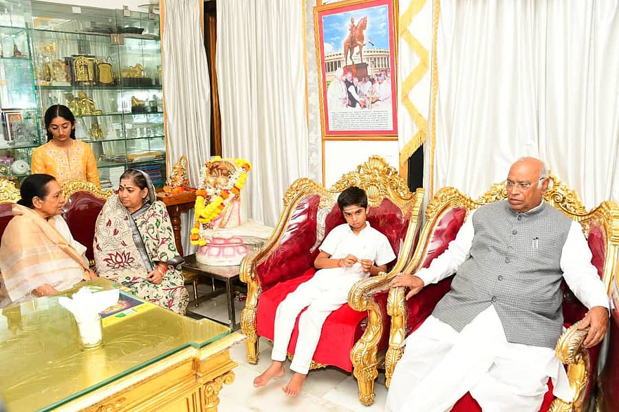 ಕಲಬುರಗಿಯ ಶರಣಬಸವೇಶ್ವರ ದಾಸೋಹ ಸಂಸ್ಥಾನಕ್ಕೆ ಭೇಟಿ ನೀಡಿದ ರಾಜ್ಯಸಭೆ ವಿರೋಧ ಪಕ್ಷದ ನಾಯಕ ಮಲ್ಲಿಕಾರ್ಜುನ ಖರ್ಗೆ ಹಾಗೂ ರಾಧಾಬಾಯಿ ಖರ್ಗೆ ಅವರು ದಾಕ್ಷಾಯಣಿ ಎಸ್. ಅಪ್ಪ, ದೊಡ್ಡಪ್ಪ ಅಪ್ಪ ಅವರನ್ನು ಭೇಟಿ ಮಾಡಿ ಸಾಂತ್ವನ ಹೇಳಿದರು
