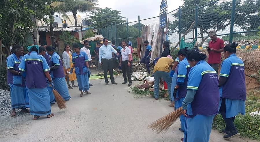 ನಗರದ ಹಲವು ಭಾಗಗಳಲ್ಲಿ ನಗರ ಪಾಲಿಕೆಗಳ ಸಿಬ್ಬಂದಿ ಸ್ವಚ್ಛತಾ ಕಾರ್ಯ ನಡೆಸಿದರು