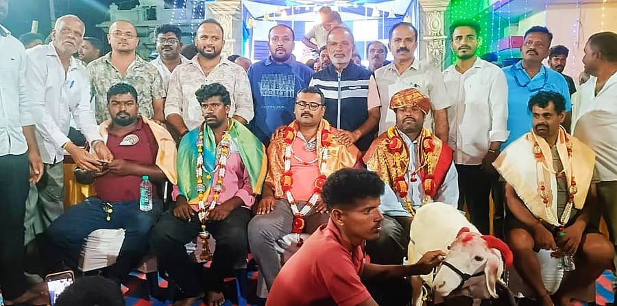 ನಾಗಮಂಗಲ ತಾಲ್ಲೂಕಿನ ಪಾಲಾಗ್ರಹಾರ ಗ್ರಾಮದಲ್ಲಿ ಶುಕ್ರವಾರ ನಡೆದ ಮುದ್ದೆ ಉಣ್ಣುವ ಸ್ಪರ್ಧೆಯಲ್ಲಿ ವಿಜೇತರಾದ ಸ್ಪರ್ಧಿಗಳನ್ನು ಸನ್ಮಾನಿಸಲಾಯಿತು