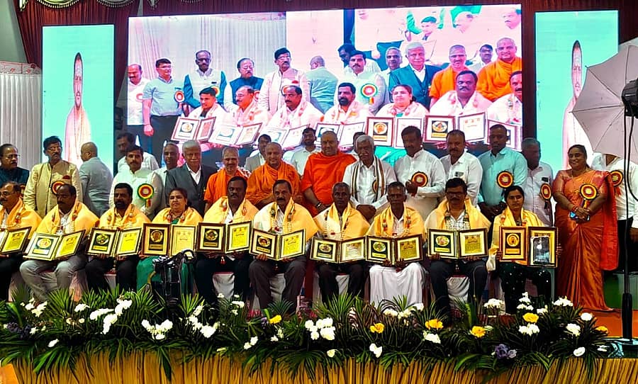 ಹಾಸನದ ಆದಿಚುಂಚನಗಿರಿ ಕಲ್ಯಾಣ ಮಂಟಪದಲ್ಲಿ ಶನಿವಾರ ದೇವಾಂಗ ವಿದ್ಯಾರ್ಥಿಗಳಿಗೆ ಪ್ರತಿಭಾ ಪುರಸ್ಕಾರ, ದೇವಾಂಗ ನೌಕರರು ಹಾಗೂ ಸಾಧಕರನ್ನು ಗೌರವಿಸಲಾಯಿತು.