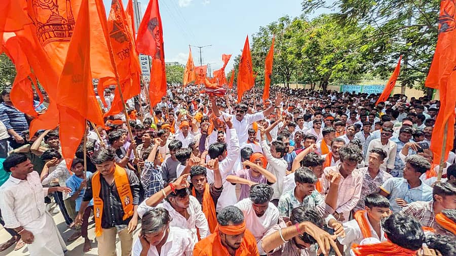 ಸಿಂಧನೂರಿನ ಹಿಂದೂ ಮಹಾಗಣಪತಿ ಉತ್ಸವ ಸಮಿತಿಯಿಂದ ಪ್ರತಿಷ್ಠಾಪಿಸಿದ್ದ ಗಣಪತಿ ಮೂರ್ತಿಯ ಶೋಭಾಯಾತ್ರೆಯಲ್ಲಿ ಸಹಸ್ರಾರು ಯುವಕರು, ಸಾರ್ವಜನಿಕರು ಭಾಗವಹಿಸಿ ಕುಣಿದು ಕುಪ್ಪಣಿಸಿದರು
