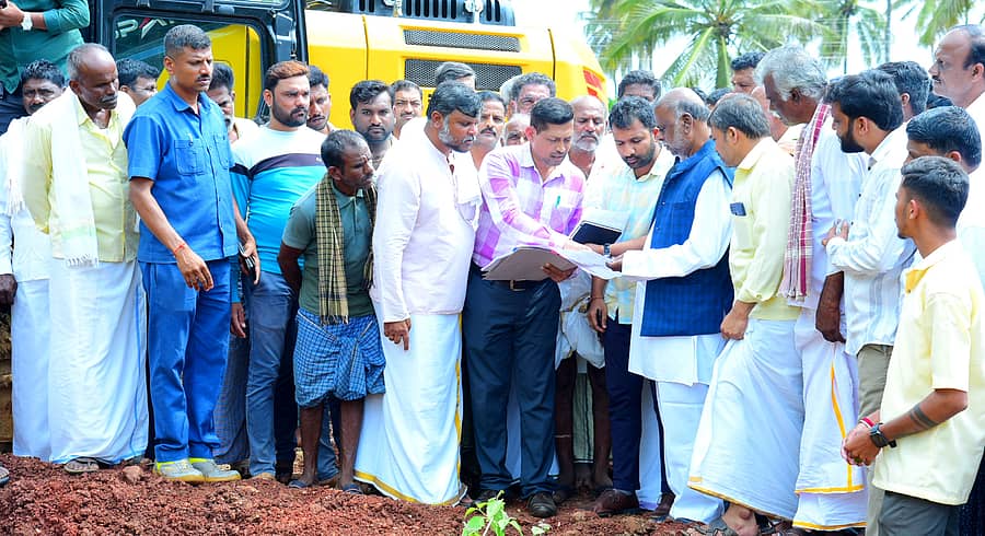 ಹೊಳಲ್ಕೆರೆ ತಾಲ್ಲೂಕಿನ ಗಂಗಸಮುದ್ರದಲ್ಲಿ ಕೆಪಿಸಿಸಿ ಉಪಾಧ್ಯಕ್ಷ ಎಚ್.ಆಂಜನೇಯ ಅವರು ಭದ್ರಾ ಮೇಲ್ದಂಡೆ ಯೋಜನೆಯ ಕಾಮಗಾರಿಯನ್ನು ಶನಿವಾರ ವೀಕ್ಷಿಸಿ, ಅಧಿಕಾರಿಗಳೊಂದಿಗೆ ಚರ್ಚಿಸಿದರು